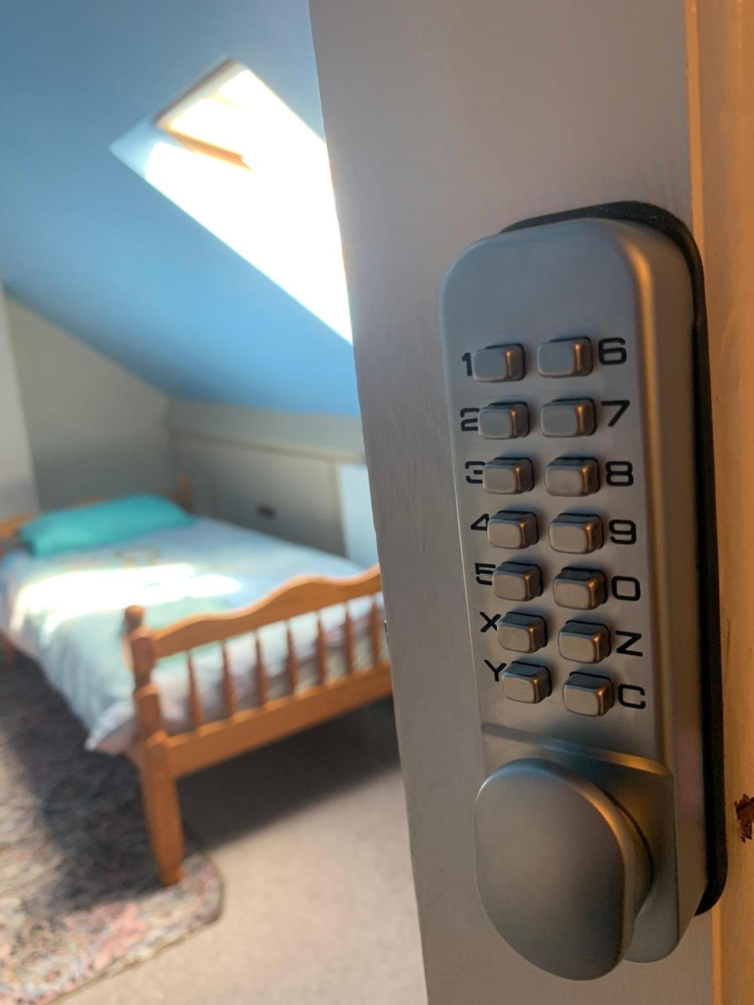 Room Only Guest Accommodation, Guest House Self Catering Bangor Eksteriør billede